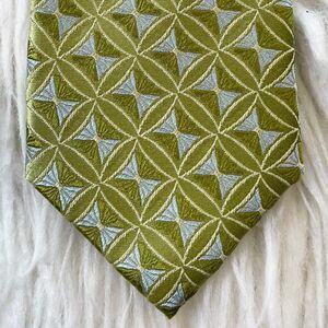 True Forum 100% Silk Green Geometric Patterned Classic Neck Tie